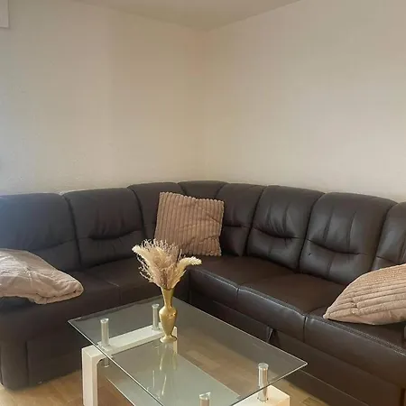 Schoene Anliegerwohnung 公寓 *
